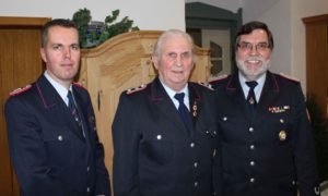 Read more about the article Willi Ahlwes für 65-jährige Mitgliedschaft in der Feuerwehr geehrt