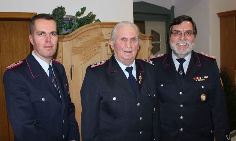 Willi Ahlwes für 65-jährige Mitgliedschaft in der Feuerwehr geehrt
