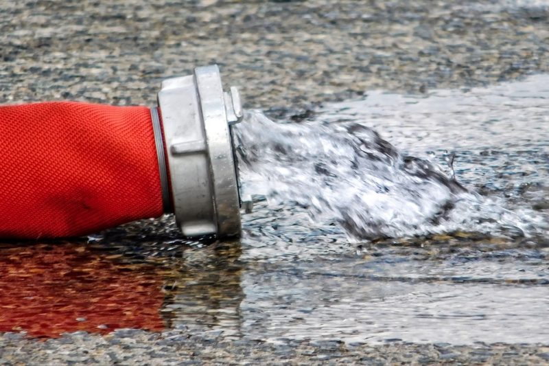 Die Freiwillige Feuerwehr Lühnde führt Hydrantenüberprüfung durch