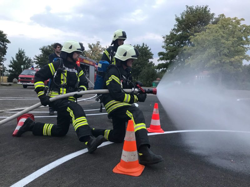 Einsatzabteilung übt den richtigen Umgang mit Hohlstrahlrohren