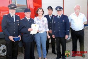 Hauptfeuerwehrmann Heinz Ziesenis erhält die Ehrung für 70-jährige Mitgliedschaft in der Feuerwehr
