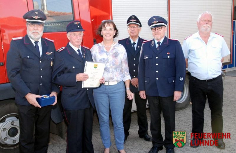 Hauptfeuerwehrmann Heinz Ziesenis erhält die Ehrung für 70-jährige Mitgliedschaft in der Feuerwehr
